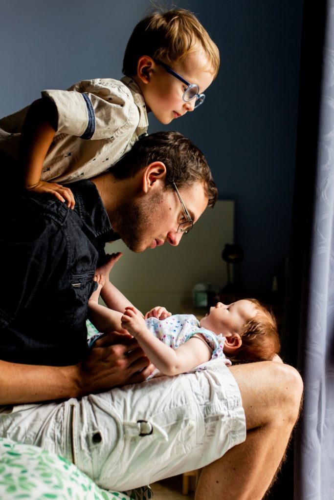 photographe lifestyle brabant wallon - portraits d’enfants au naturel - photographier le quotidien en famille - reportage photo famille a domicile - blog photo bruxelles - photographe enfants - il était un clic photographie - julie bohyn -